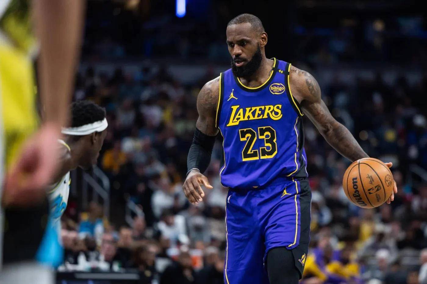 开云体育-詹姆斯迎来二十赛季出色发挥，巴黎圣日耳曼观众热烈欢呼！