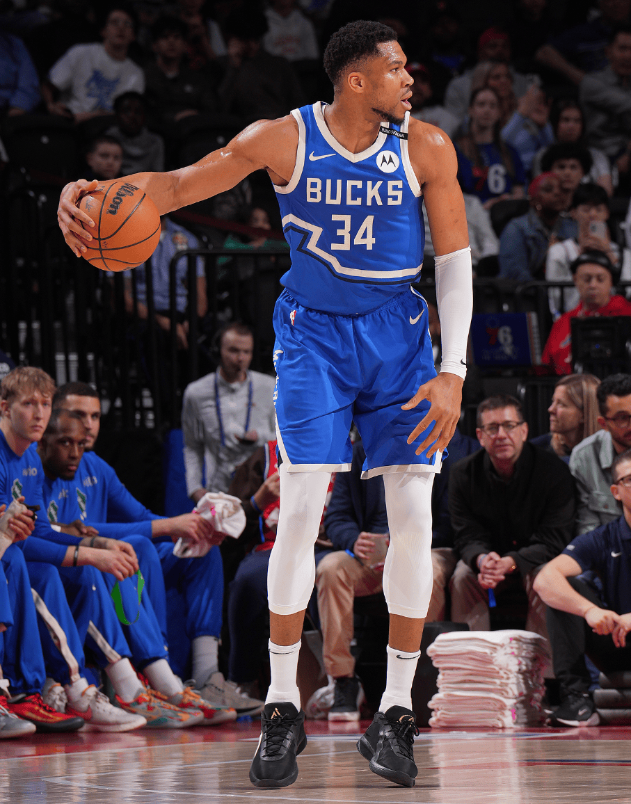 开云-字母哥迎来二十赛季出色发挥，TES观众热烈欢呼！